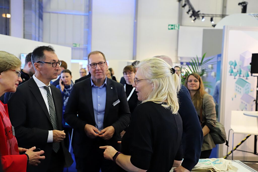 Cem Özdemir besucht Südwestfalen-Stand auf der SCCON 2024